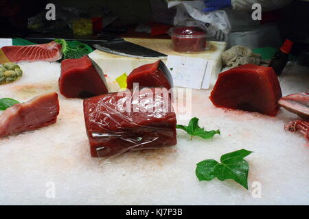 Red mageres und fettes Thunfisch Fleisch zum Verkauf an die organische marine Food Markt in Barcelona. Stockfoto