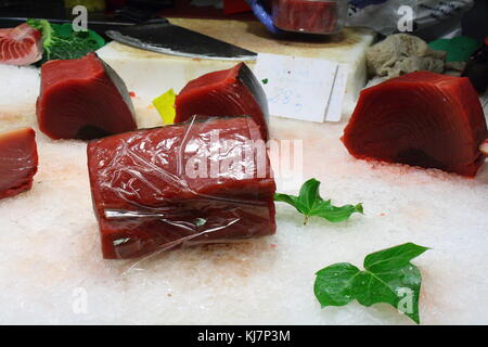 Red mageres und fettes Thunfisch Fleisch zum Verkauf an die organische marine Food Markt in Barcelona. Stockfoto