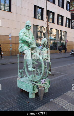 Eine grüne Straße Kostüm artist Bettler in Barcelona, Spanien. Stockfoto