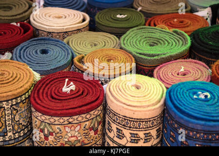 Bunt gewürfelt Teppiche im orientalischen Markt Stockfoto