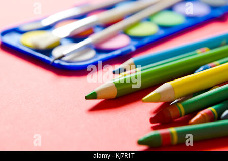 Zurück zu Schule Konzept mit Schreibwaren und Schulbedarf. Schule Hausaufgaben Bildung Werkzeuge Holz- Schreibwaren Konzept Stockfoto