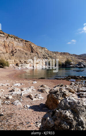 Hidden Beach in der Nähe von Roter Sand Bay oder Kokkini Ammos, in der Nähe von Archangelos, Rhodos, Dodekanes, Griechenland. Stockfoto