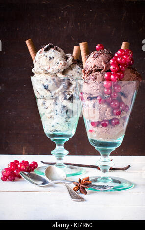 Hausgemachte stracciatella und Schokolade Eis in das Glas Schüssel, selektiver Fokus Stockfoto