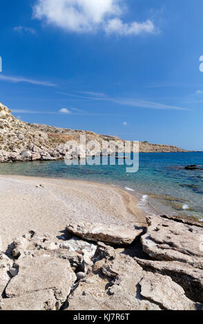 Hidden Beach in der Nähe von Roter Sand Bay oder Kokkini Ammos, in der Nähe von Archangelos, Rhodos, Dodekanes, Griechenland. Stockfoto