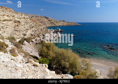 Hidden Beach in der Nähe von Roter Sand Bay oder Kokkini Ammos, in der Nähe von Archangelos, Rhodos, Dodekanes, Griechenland. Stockfoto