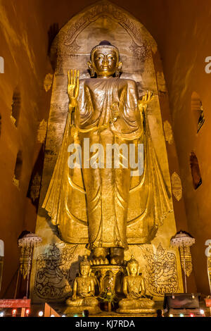Stehender Buddha Gautama - nach Westen, das Ananda Tempel, Alt Bagan, Myanmar Stockfoto