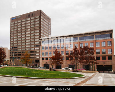 In Syracuse, New York, USA, 18. November 2017. Blick auf Bürogebäude aus Lincoln Plaza in der Innenstadt von Syracuse, New York Stockfoto