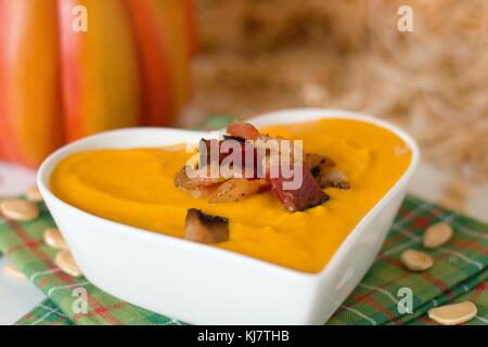 Cremig weich Kürbissuppe mit Speck in Herzform Schüssel Stockfoto