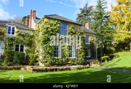 Außenansicht eines Wisteria bedeckten Gentleman's Residence, Dorset, England - John Gollop Stockfoto