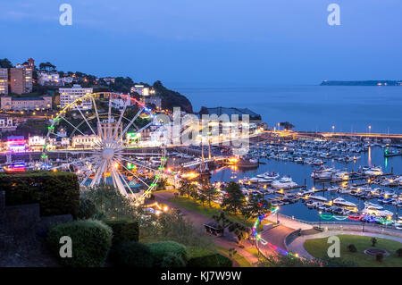 Der Hafen von Torquay bei Nacht Stockfoto