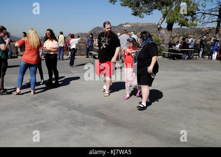 Amerikanische Familie Besuch Griffith Park Observatorium auf Urlaub und Blick auf Hollywood Sign in Los Angeles, Kalifornien, USA KATHY DEWITT Stockfoto