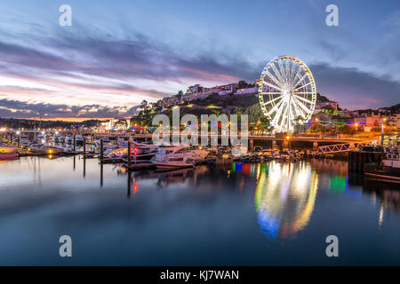 Der Hafen von Torquay in der Dämmerung Stockfoto