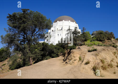 Ansicht der Griffith Park Observatorium Gebäude vor einem blauen Himmel vom Trail unter im Griffith Park, Los Angeles, Kalifornien USA KATHY DEWITT Stockfoto