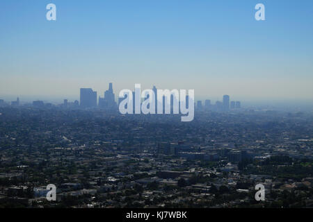 Blick auf die Skyline von Downtown Los Angeles Smog & Gebäude über Los Feliz Silver Lake Echo Park Hollywood Griffith Park California KATHY DEWITT Stockfoto