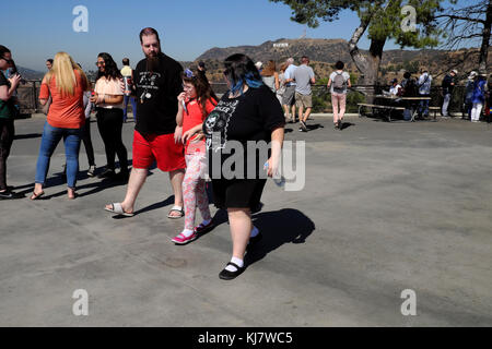 Amerikanische Familie Besuch Griffith Park Observatory und Blick auf Hollywood Sign in Los Angeles, La California USA KATHY DEWITT Stockfoto