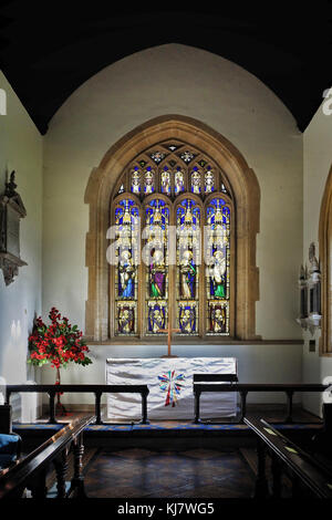 Das Buntglasfenster hinter dem Altar in der Netherbury Parish Church, Dorset, Großbritannien - John Gollop Stockfoto