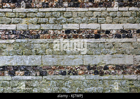 Vollformatbild einer Stein- und Feuersteinwand. Ideal für den Einsatz als Hintergrund - John Gollop Stockfoto