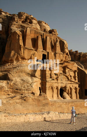 Obelisk Grab (oben) und Bab as-siq triclinium Grab (unten), Petra, Jordanien Stockfoto