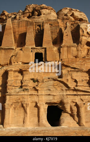 Obelisk Grab (oben) und Bab as-siq triclinium Grab (unten), Petra, Jordanien Stockfoto