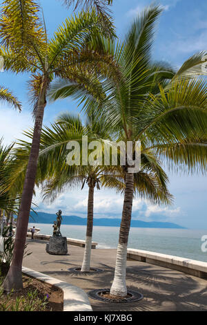 Puerto Vallarta, Mexiko - September 6, 2015: Triton und nereida Skulptur in Puerto Vallarta, Mexiko. sculpure wurde von Carlos Espino an 1990 Stockfoto