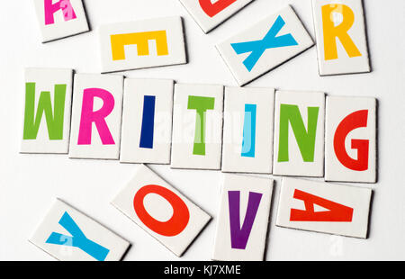 Wort schreiben aus bunte Buchstaben auf weißem Hintergrund Stockfoto