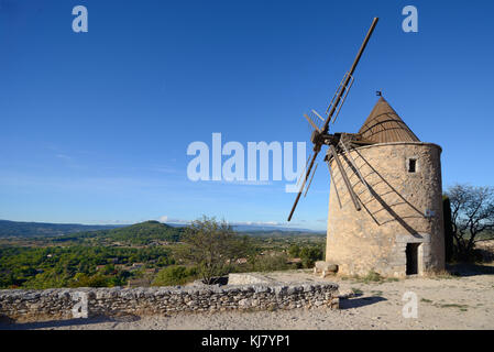 Traditionelle Windmühle von Provençal mit Blick auf die Calavon-Ebene in Saint Saturnin-les-Apt, Vaucluse, Luberon, Provence, Frankreich Stockfoto