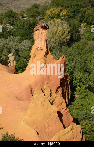 Ocker-Ausbiss, Hoodoo oder Feen-Schornstein-Formation, Ocher-Landschaft, Colorado Provençal, Rustrel, Luberon, Provence, Frankreich Stockfoto