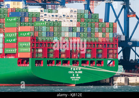 Rotterdam, die Niederlande - Januar 11, 2015: Der extrem großen Containerschiffs cscl-Kugel von der China Shipping Line an der euromax Termina günstig Stockfoto