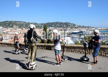 Familien-Touristen auf Segway Scooter Tour in Suquet Altstadt von Cannes mit Blick auf La Croisette Waterfront oder direkt am Meer, Cannes, Französisch Riviera, Frankreich Stockfoto