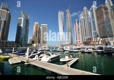 Boote in der Marina in Dubai mit hohen Wolkenkratzer im Hintergrund Stockfoto