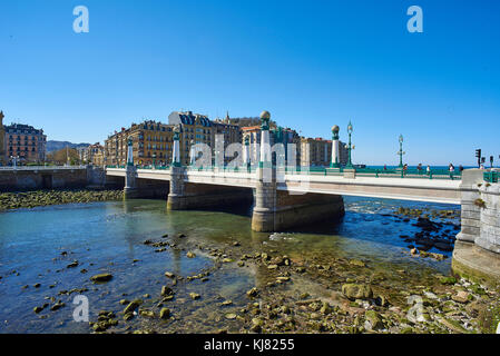 Kursaal Brücke mit Parte Vieja im Hintergrund. San Sebastian (Donostia), Baskenland, guipuzcoa. Spanien. Stockfoto