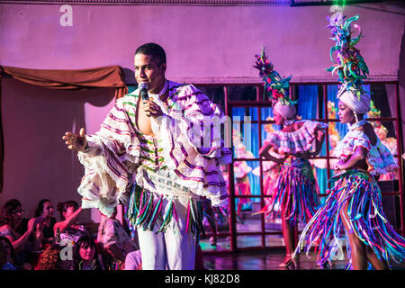 Cultural Performance Tanz in Cabaret Parisien, Havanna, Kuba Stockfoto