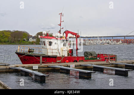 Rot und Weiß lackierten Schlepper im hafen von Stavanger günstig Stockfoto