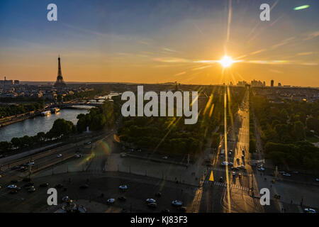 Paris, Frankreich. Die Eifel Turm, der Seine und den Champs-Élysées in der Dämmerung, als von der Place de la Concorde. Stockfoto
