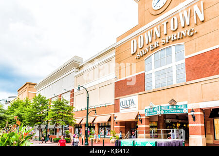 Silver Spring, USA - 16. September 2017: Innenstadt von Stadt in Maryland mit großen Zeichen auf Einkaufszentrum Gebäude und Uhr mit Menschen sitzen, Ea Stockfoto