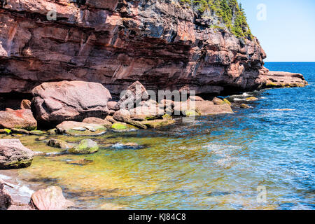 Beach Cove in Insel Bonaventure in Québec, Kanada in Gaspe, Gaspesie Region mit zwei graue Dichtungen Stockfoto