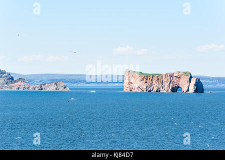 Blick auf Rocher Perce aus die Insel Bonaventure mit Ozean und gannett Vögel fliegen, stadtbild Skyline oder die Küste der Stadt Stockfoto