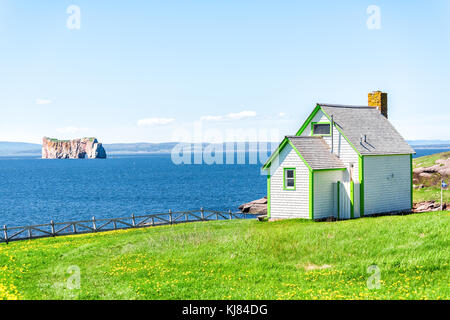 Blick auf Rocher Percé Rock und Bogen aus die Insel Bonaventure mit Meer und Grün bemalten Haus, Küste Stockfoto