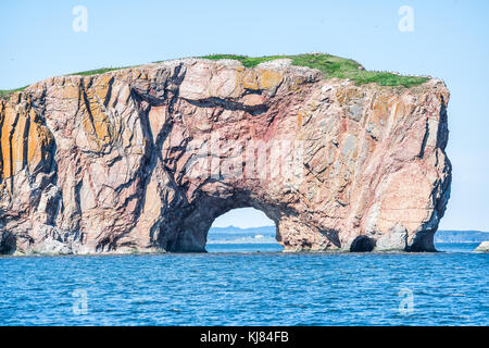 Rocher Percé Rock in Gaspe Halbinsel, Quebec, Gaspesie region Nahaufnahme mit blauen Wasser Stockfoto