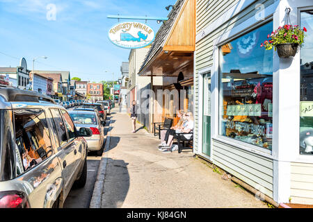 Bar Harbor, USA - Juni 8, 2017: Menschen zu Fuß auf der Straße in der Innenstadt von Dorf auf Mount Desert Island in New England auf Ferien im Sommer durch Stockfoto