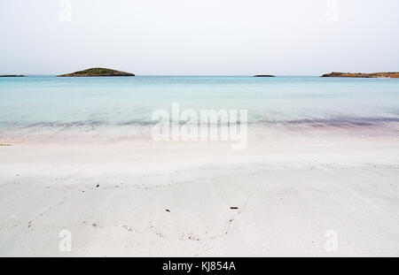 Leere verträumt weich Paradise Strand mit kristallklarem Wasser an einem bewölkten Tag im Oktober in Illetas, Formentera, Balearen, Spanien. Stockfoto