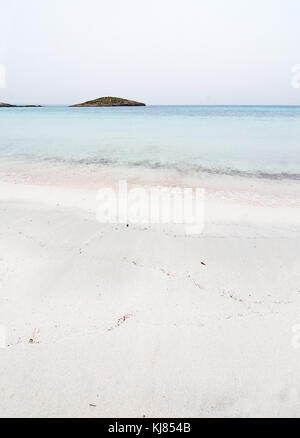 Leere verträumt weich Paradise Strand mit kristallklarem Wasser an einem bewölkten Tag im Oktober in Illetas, Formentera, Balearen, Spanien. Stockfoto