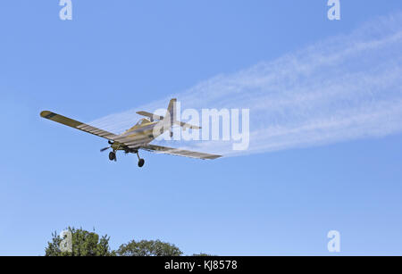 Flugzeug Sprühen von Pestiziden über einen Bauernhof Feld Stockfoto