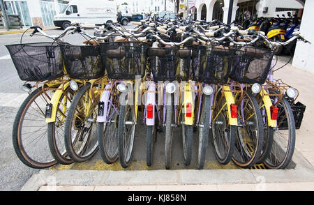 Formentera, Balearen, Spanien - Oktober 25, 2016: bunte Fahrradverleih Lunchpakete zusammen am 25. Oktober 2016 auf Formentera, Balearen, Stockfoto