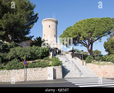 PALMA DE MALLORCA, SPANIEN - 10. März 2017: Fußgängerüberquerung zum Schloss Bellver am 10. März 2017 in Mallorca, Spanien. Stockfoto