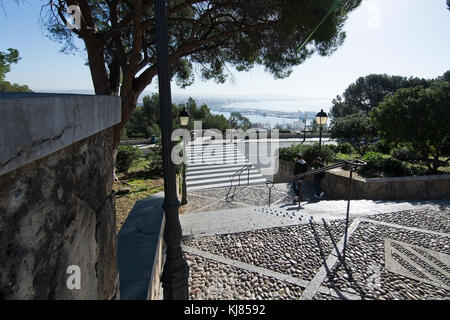 PALMA DE MALLORCA, Spanien - 10. März 2017: Blick auf die Stadt und Treppen mit Fußgängerüberweg vom Schloss Bellver auf 10. März 2017 in Mallorca, Spanien. Stockfoto