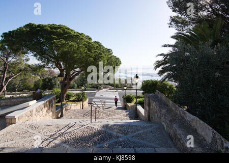 PALMA DE MALLORCA, Spanien - 10. März 2017: Blick auf die Stadt und Treppen mit Fußgängerüberweg vom Schloss Bellver auf 10. März 2017 in Mallorca, Spanien. Stockfoto