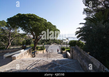 PALMA DE MALLORCA, Spanien - 10. März 2017: Blick auf die Stadt und Treppen mit Fußgängerüberweg vom Schloss Bellver auf 10. März 2017 in Mallorca, Spanien. Stockfoto