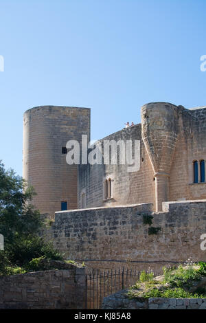 Palma de Mallorca, Spanien - 18. März 2017: das Schloss Bellver gotischen Turm aus dem 12. Jahrhundert gegen den blauen Himmel an einem sonnigen Tag am 18. März 2017 in Palma, m Stockfoto