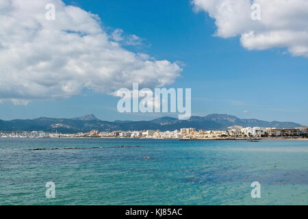 Mallorca, Balearen, Spanien - 8 November 2017: Schwimmer und Skyline in Palma de Mallorca an einem sonnigen Tag am 8. November 2017 in Mals Stockfoto